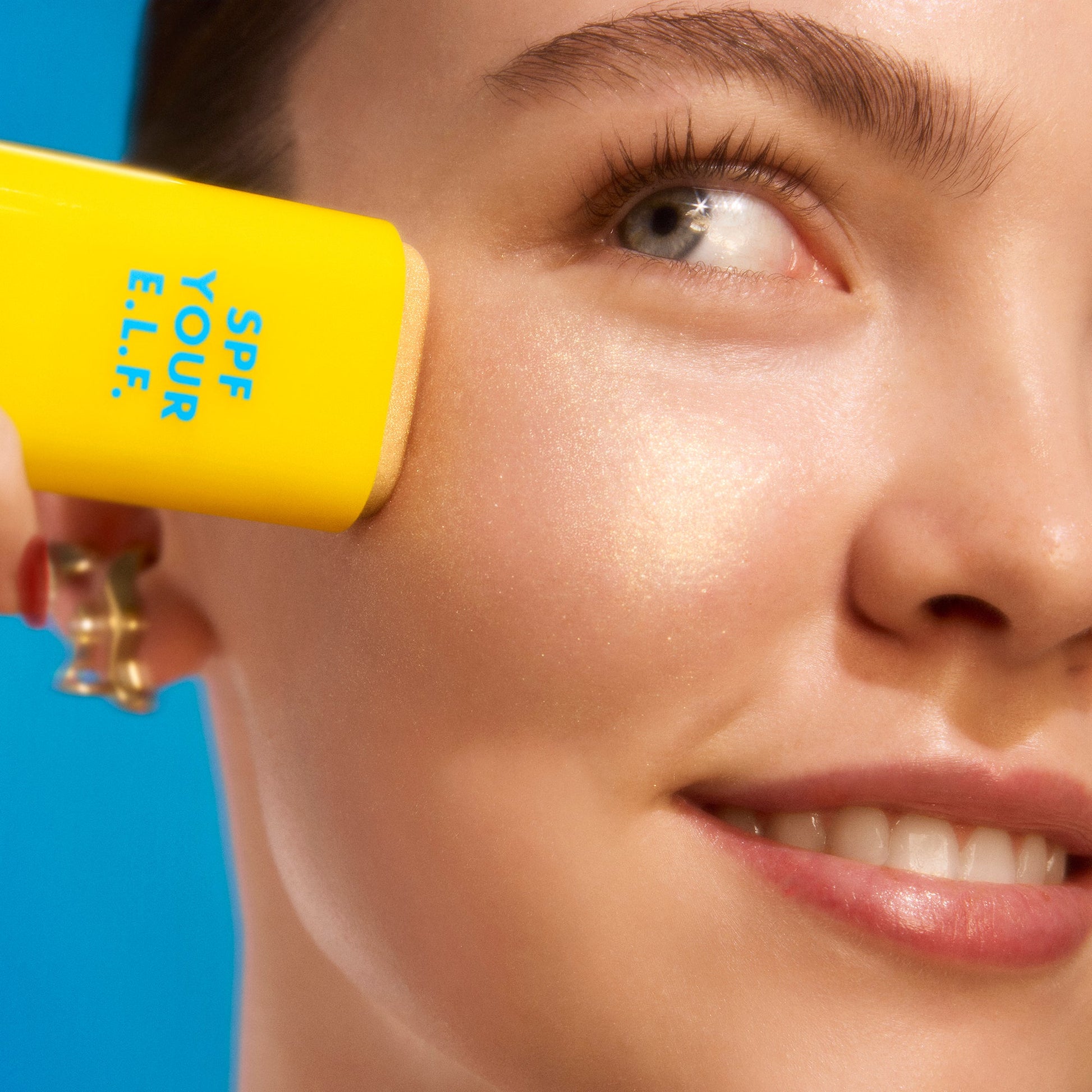suntouchable-invisi-stick-spf-50-glitz-i0 030526_SKIN_Haley_Invisistick-Glitz_0828_w3QC_IGF.jpg
