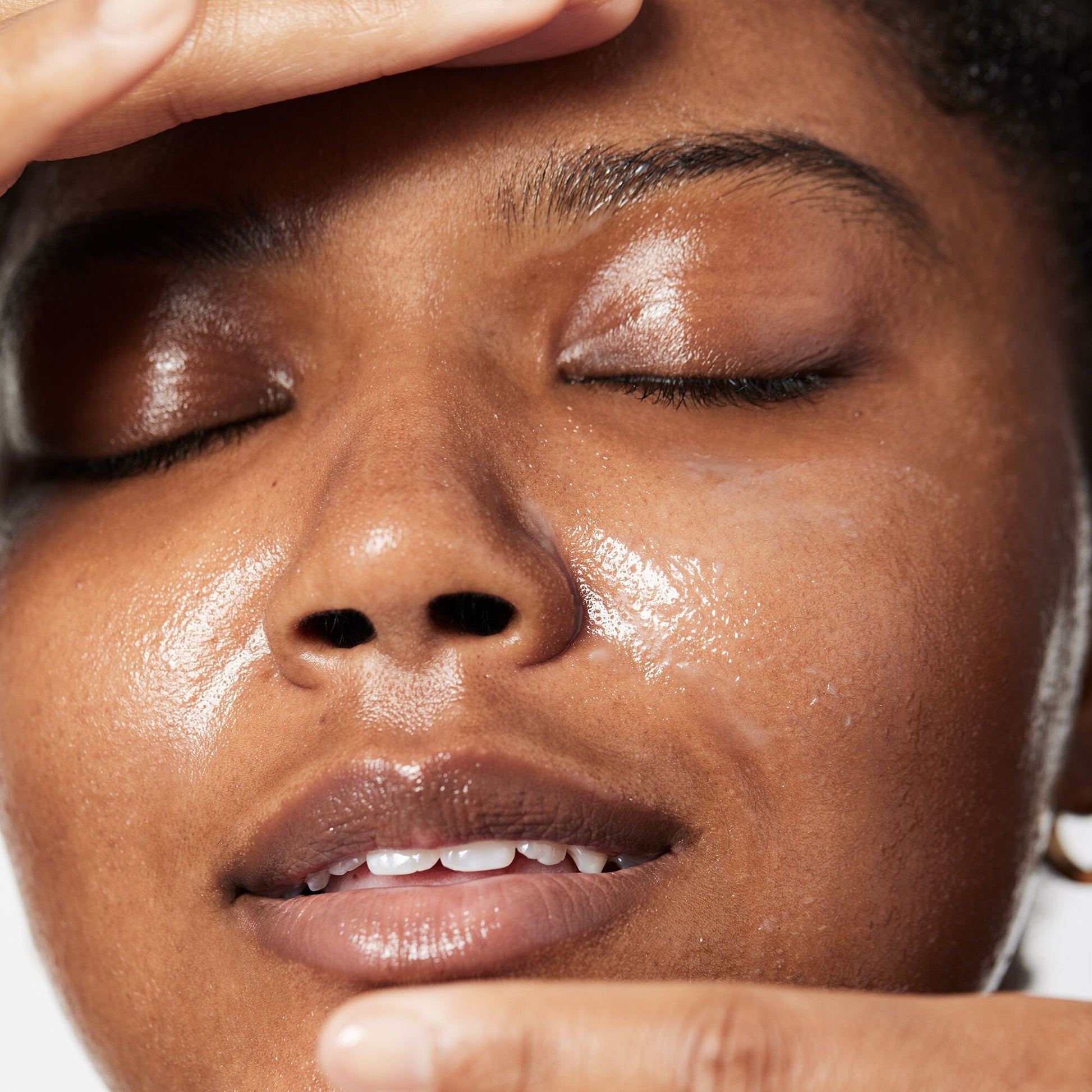 holy-hydration-makeup-melting-cleansing-balm-u6 040822_Model_HH-Cleansingbalm_044_RT2-V1_IGF_6a40ae53-ccc2-4a83-9d08-7c99f2dc2b4b.jpg