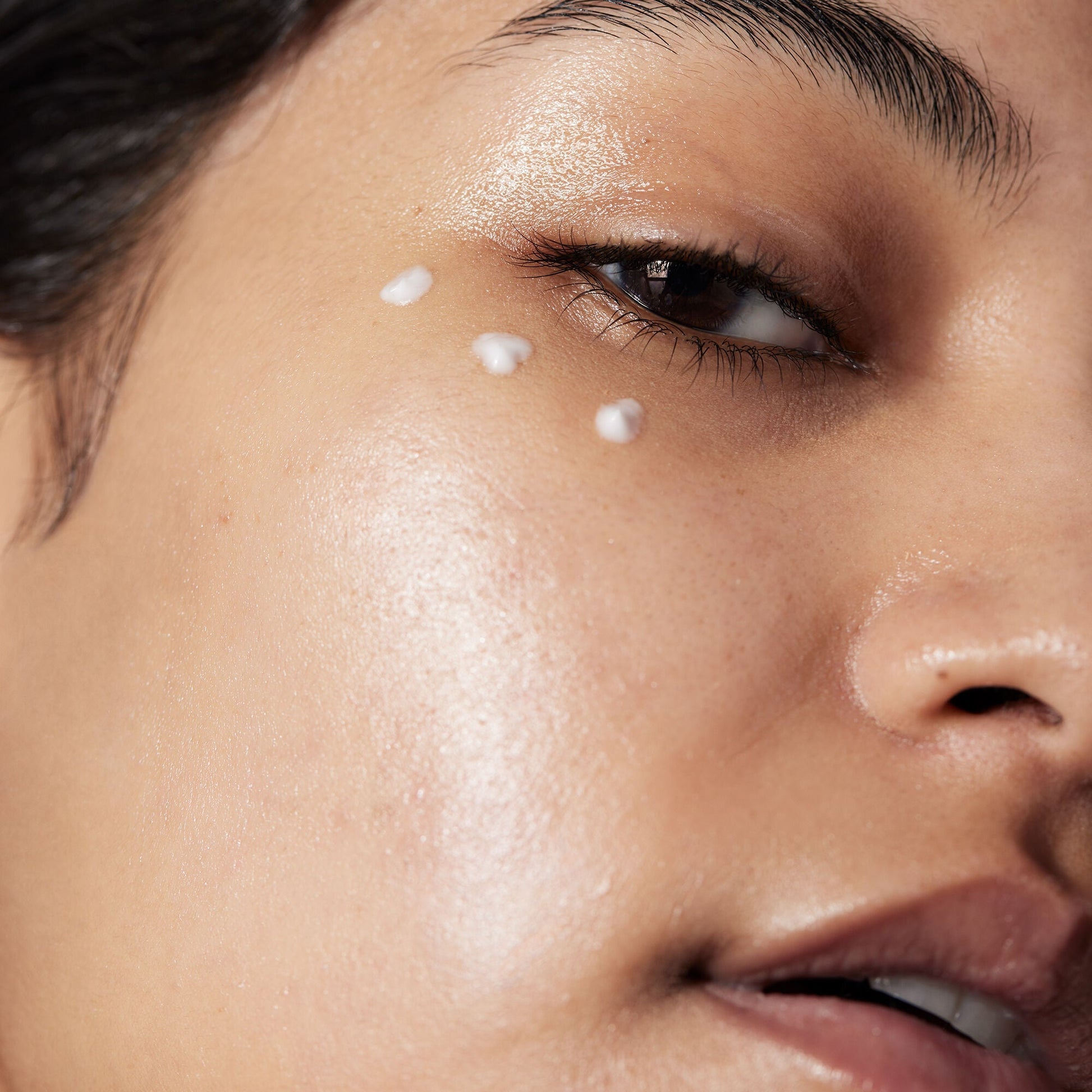 holy-hydration-eye-cream-p0 040822_Model_HH-EyeCream_116_RT1-V1_IGF_3f5819bb-8440-48d0-943c-ab2a2612d116.jpg
