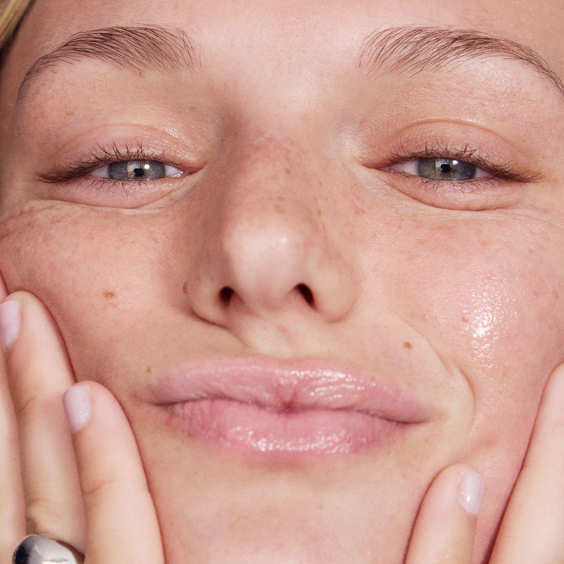 thirst-burst-pore-fecting-toner-n5 042125_SKIN_TBT_Madison_ModelApp_1086_RGB_IGF.jpg