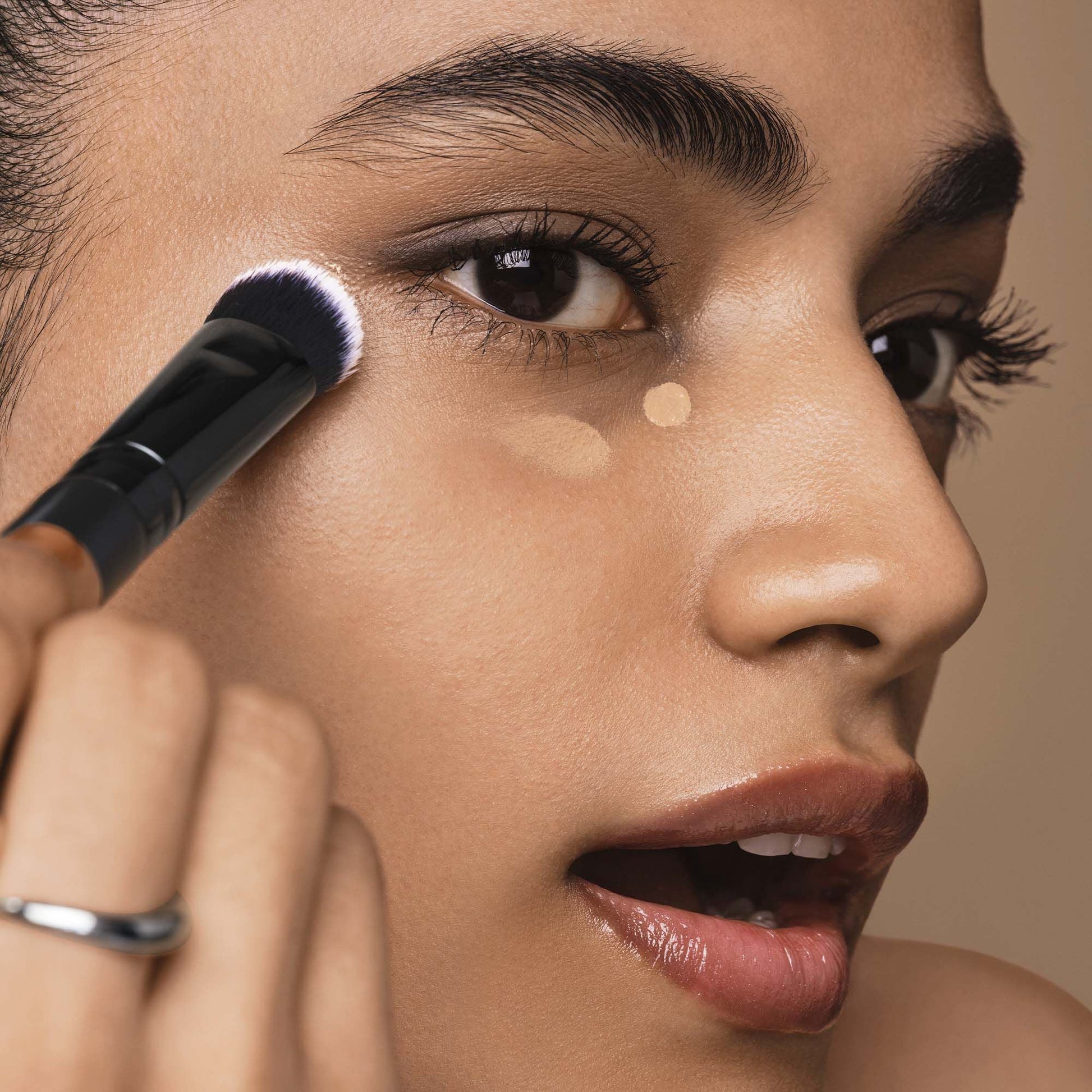 tap-and-blend-concealer-brush-q1 042925_Dipti_SoftGlam_Brushes_App_0044_477_w3QC_IGF.jpg