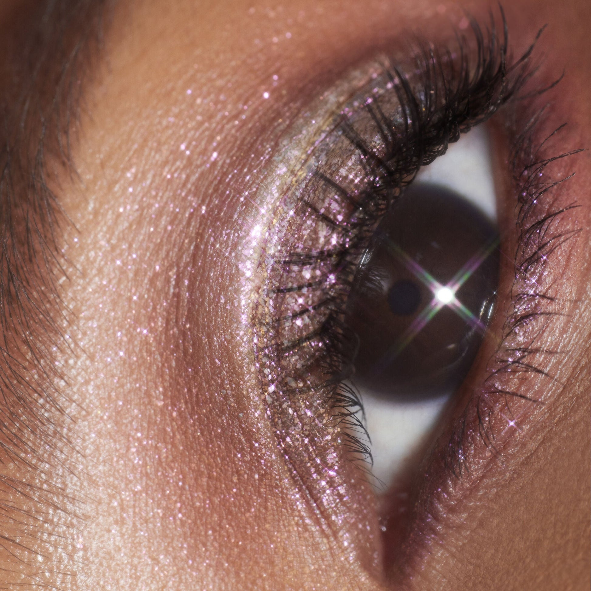duochrome-liquid-eyeshadow-f1 061223_Chi_SparkPink_0023_FINAL_RGB_IGF.jpg