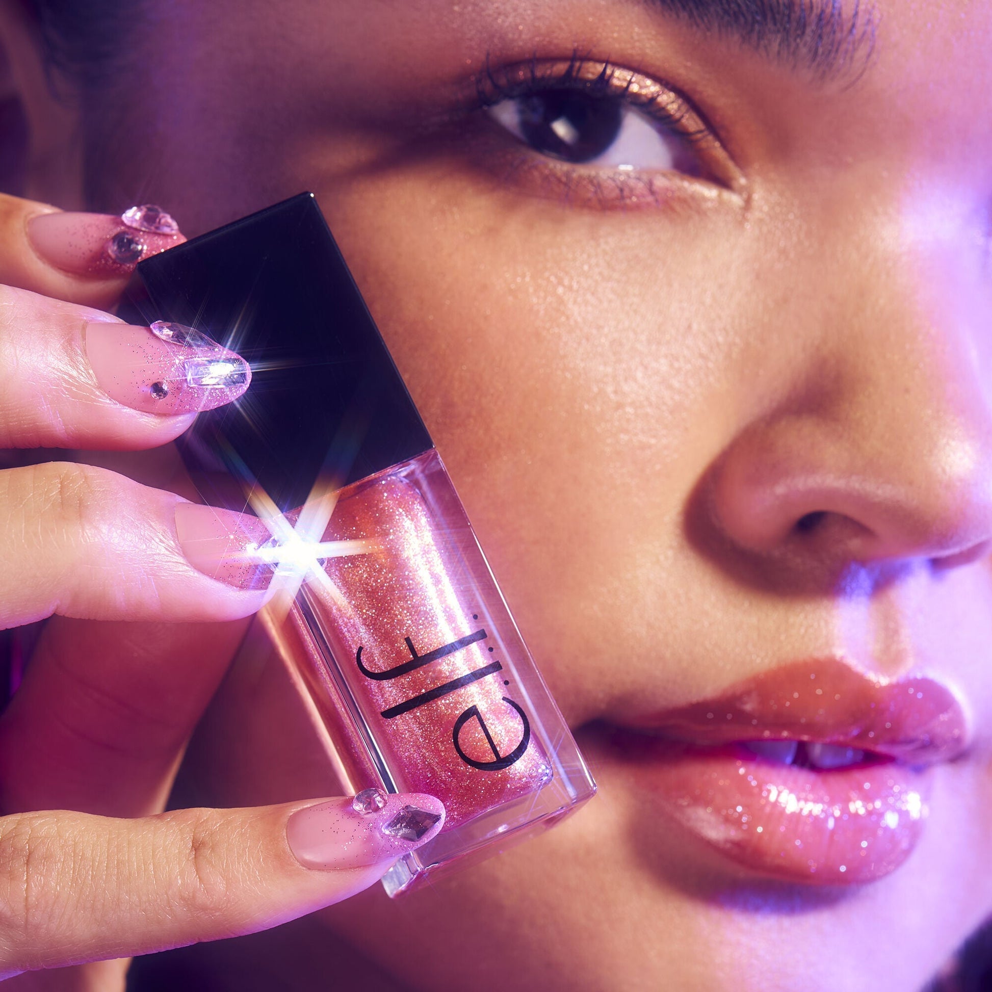 glow-reviver-plumping-lip-oil-f4 072225_Breanna_LipPlump_0391_2000x2000_0613e084-a418-44f9-b40d-c461b7a4b6db.jpg