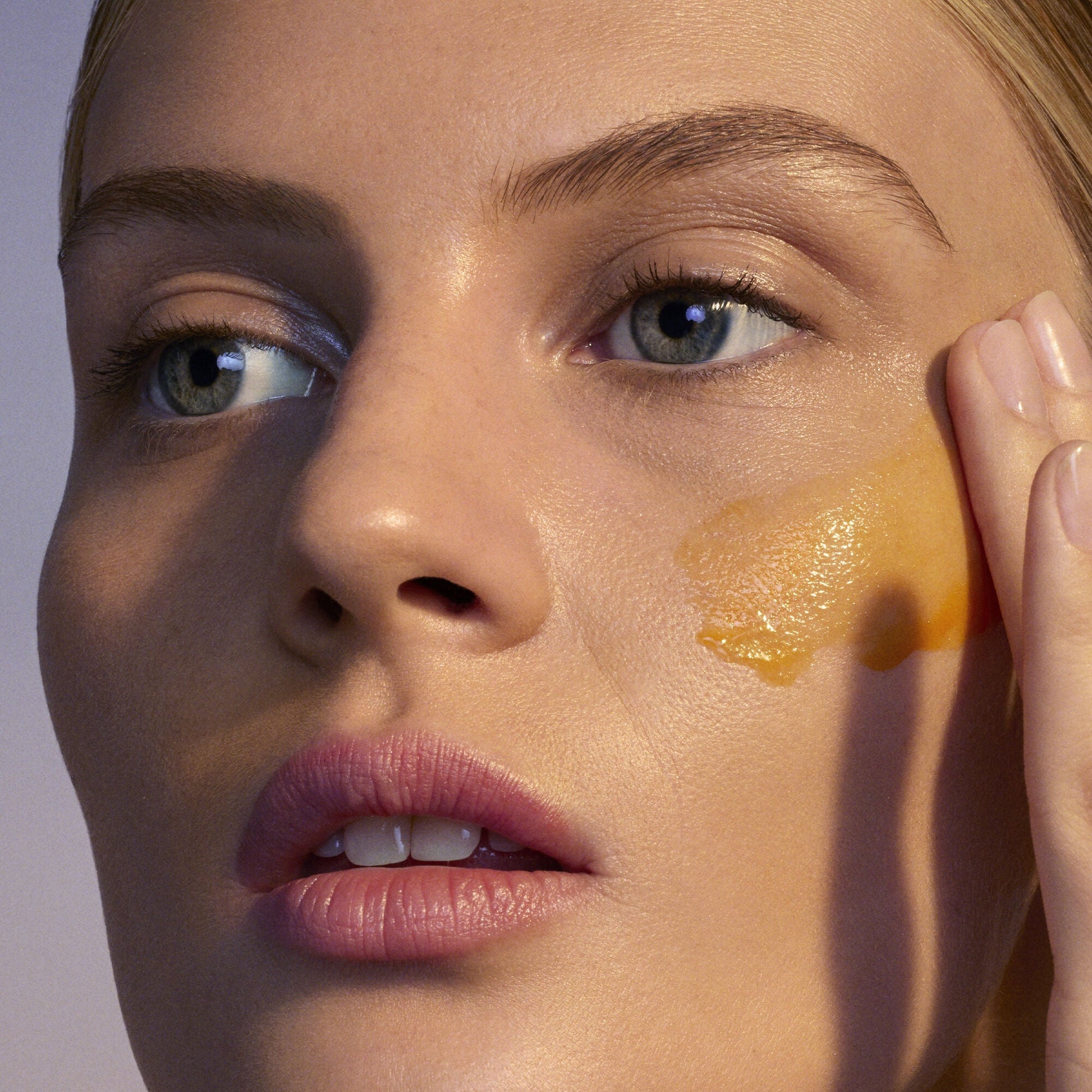 youth-boosting-advanced-night-retinoid-serum-w6 080222_Florence_ANR_0403_IGF_V2.jpg