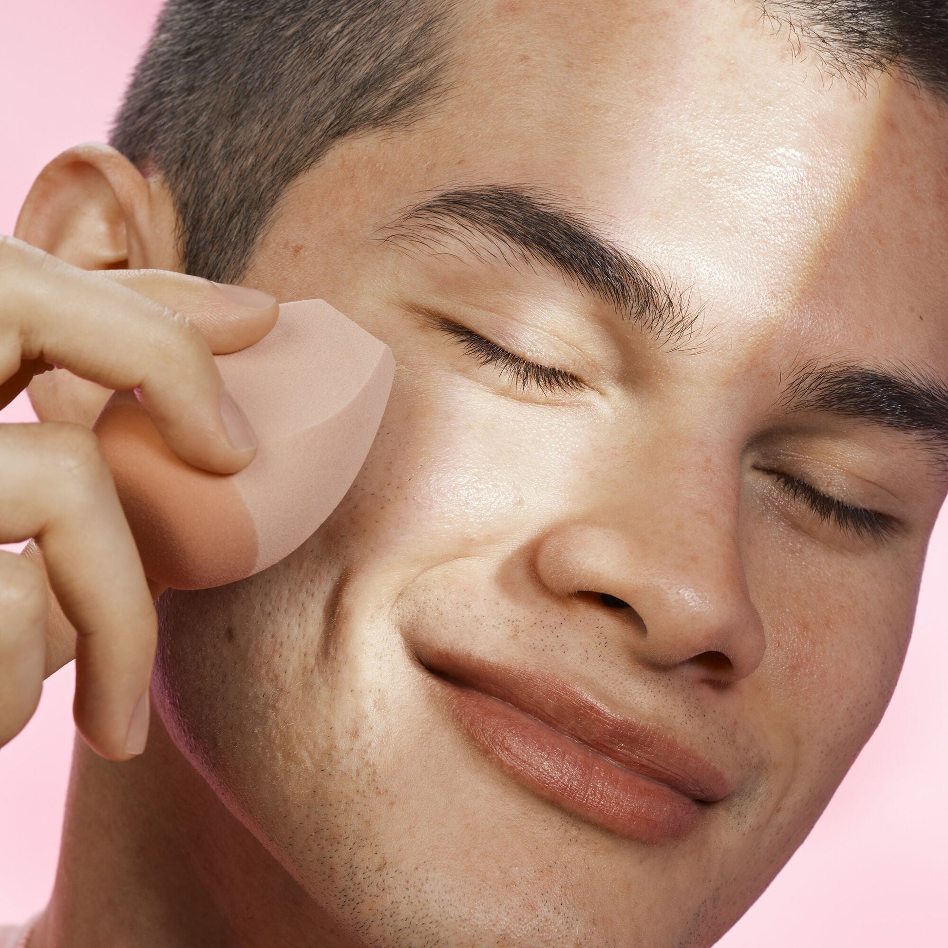 halo-glow-angled-silicone-face-sponge-j9 102124_HGST_Alfredo_Application_0134_v2_RGB_IGF.jpg