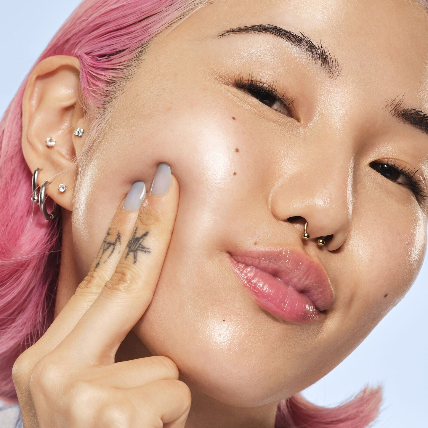 glass-slick-serum-stick-c0 102225_SKIN_Michelle_Editorial_015_w4QC_RGB_IGF_42f2efa3-c76d-440b-9883-58026346f35b.jpg