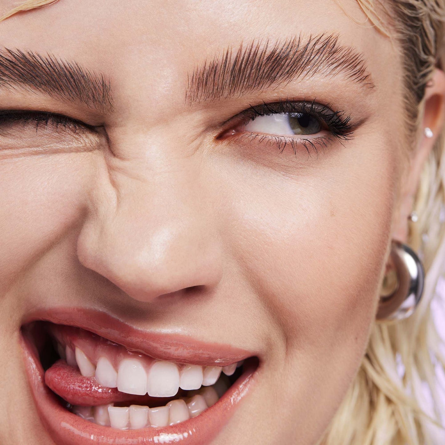 brow-laminating-gel-u5 110923_Genevieve_BrowGel_App-Vibe_6982_RGB_IGF.jpg