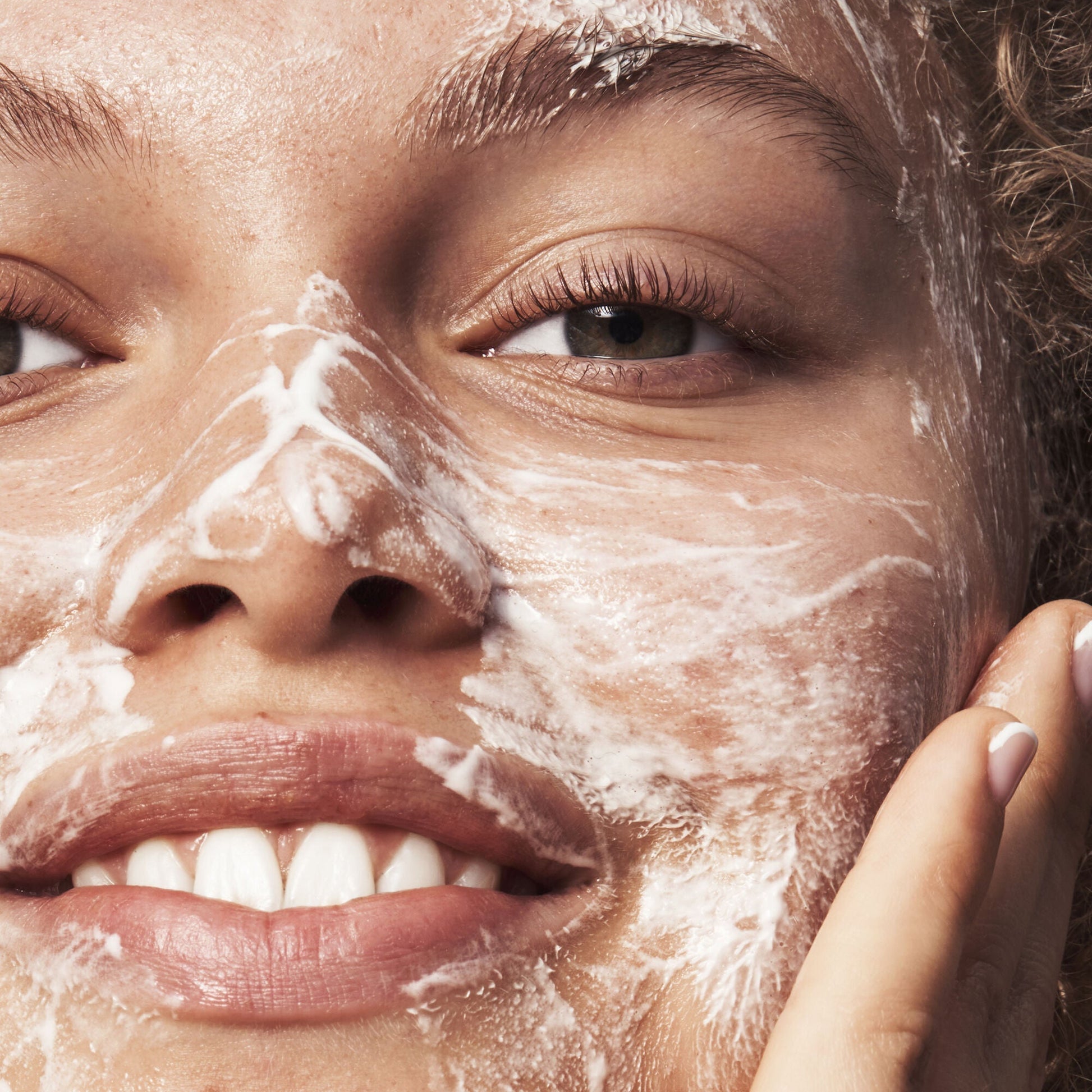blemish-breakthrough-acne-clarifying-cleanser-x6 121321_Marley-Acne-Regimen_0117_FINAL_IGF.jpg
