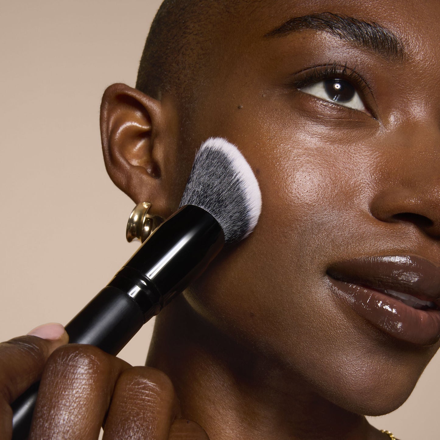 smooth-swipe-foundation-brush-s1 81456_MOM_SMOOTH_SWIPE_FOUNDATION_BRUSH_TOOL_SHOT_IYANNA_0169_V4.jpg