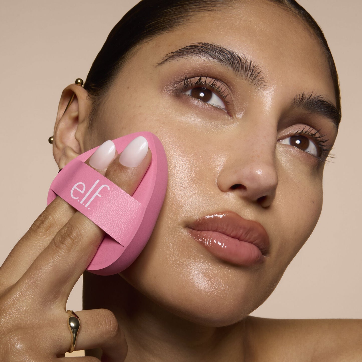 pillow-puff-foundation-sponge-l9 81838_MOM_PILLOW_PUFF_FOUNDATION_SPONGE_TOOL_SHOT_SONALI_0126_V2.jpg