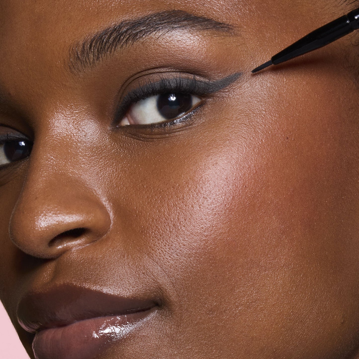 ultra-fine-eyeliner-brush-o7 81915_ULTRA_FINE_EYELINER_BRUSH_TOOL_SHOT_MOM_TSHECA_0120_v2.jpg