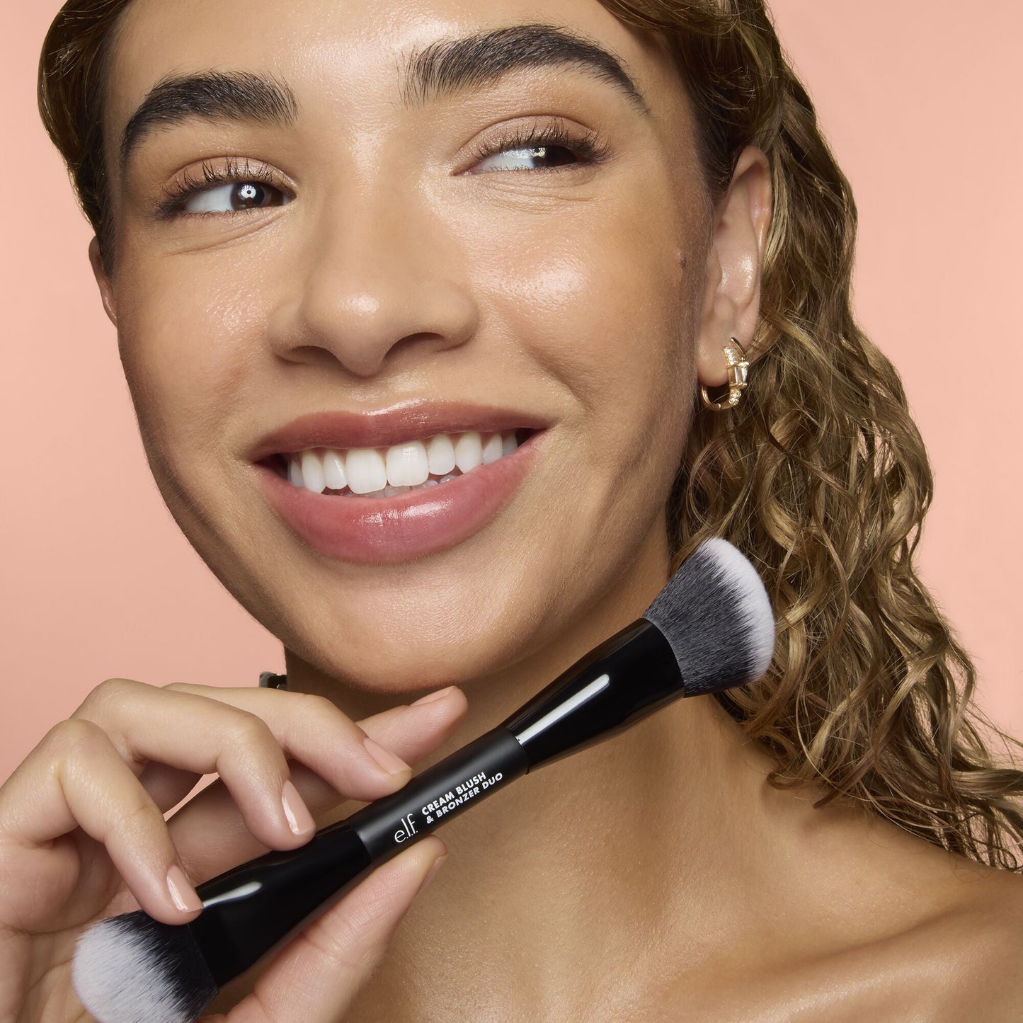cream-blush-and-bronzer-duo-brush-y1 83857_CREAM_BLUSH_BRONZER_DUO_BRUSH_Q4_Alyssa_0103_V3_7510f340-cab5-4e94-b40f-1ad3f84fd183.jpg