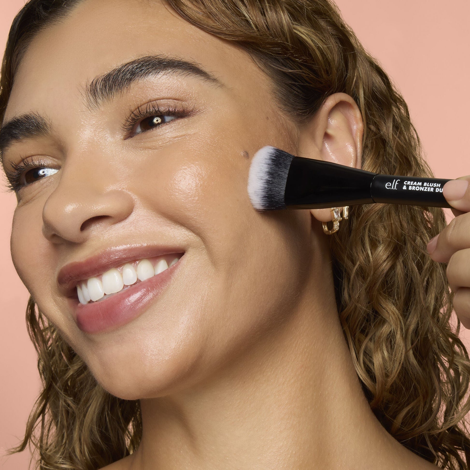 cream-blush-and-bronzer-duo-brush-y1 83857_CREAM_BLUSH_BRONZER_DUO_BRUSH_Q4_Alyssa_0173_V4_388aa08a-f9a4-4160-ae36-d9cdde1f6141.jpg
