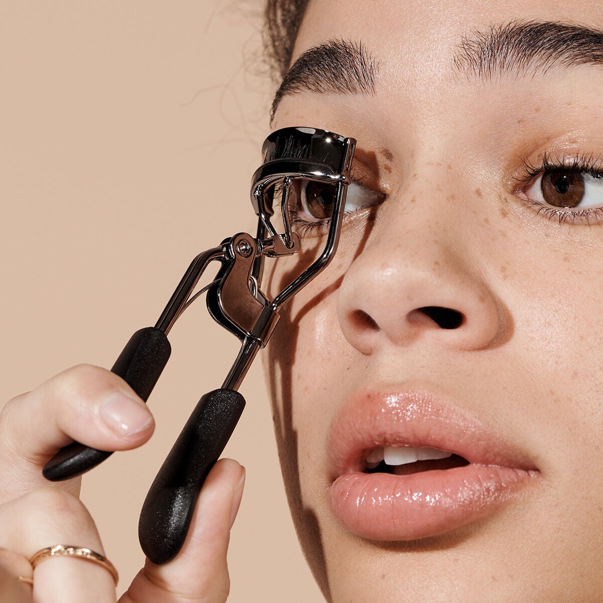 pro-eyelash-curler-c1 84067_ProEyelashCurler_Model.jpg