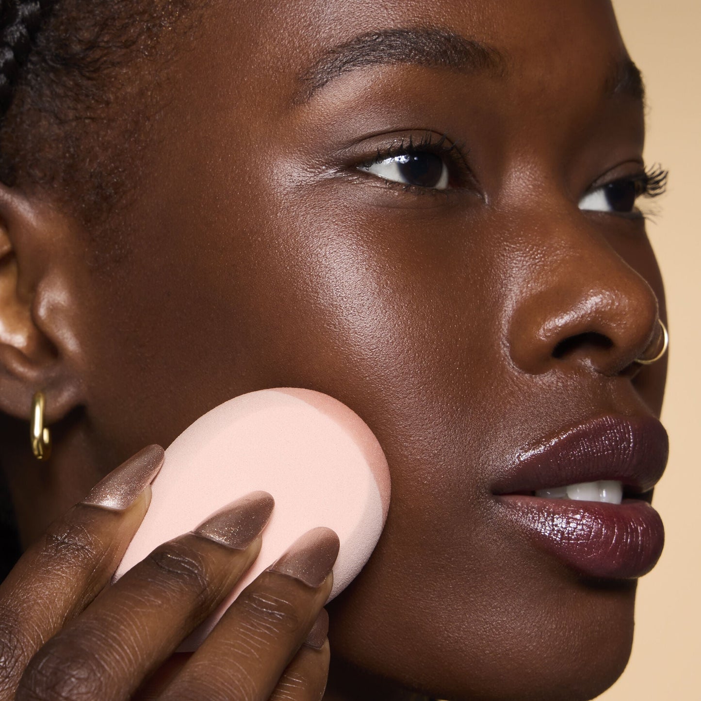halo-glow-angled-silicone-face-sponge-j9 84235_HALO_GLOW_ANGLED_SILICONE_FACE_SPONGE_BILLIE_0078_V3.jpg