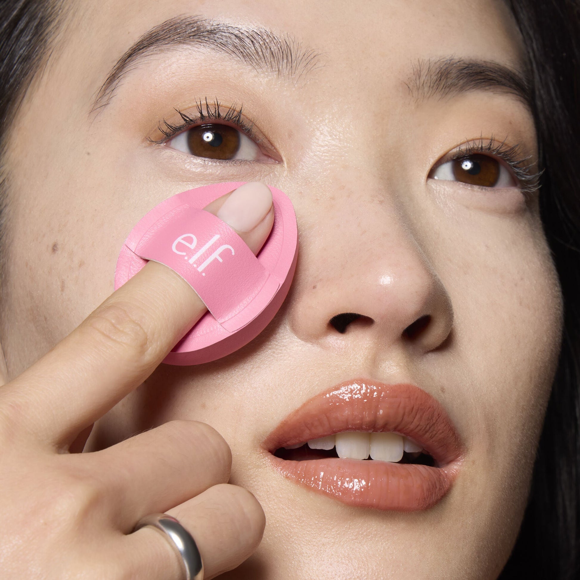 pillow-puff-concealer-sponge-a4 85120_MOM_PILLOW_PUFF_CONCEALER_SPONGE_TOOL_SHOT_SAKURA_V1_0095_V3.jpg